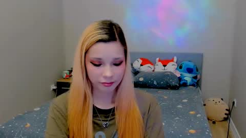 Snapshot of kitten_alisa chatting on October 3, 7:44 pm Alissa online show from October 3, 7:44 pm