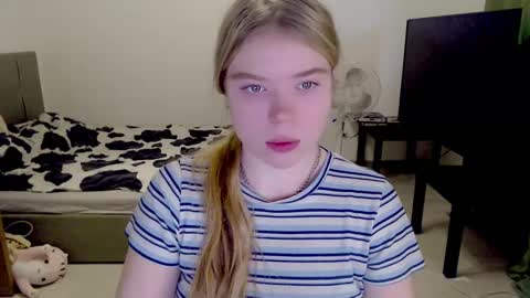 Jennyblonde and Emmabrunette online show from December 6, 10:22 am