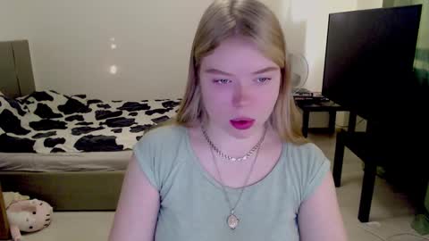 Jennyblonde and Emmabrunette online show from December 4, 11:57 am