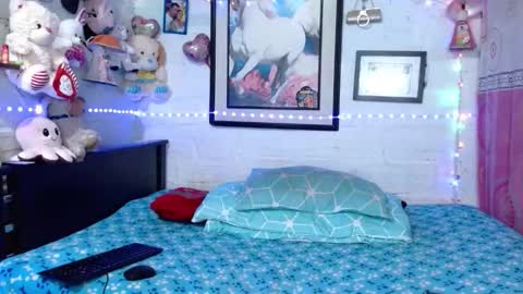 krisstal703358 online show from December 3, 6:25 am