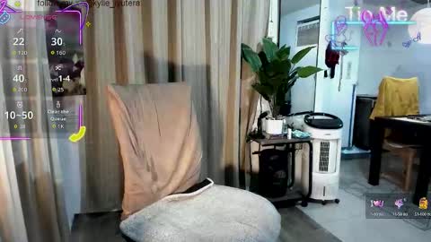 Snapshot of kylie_iyutera chatting on September 18, 8:07 am kylie online show from September 18, 8:07 am