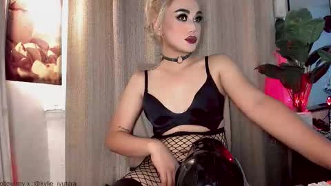 Snapshot of kylie_iyutera chatting on October 6, 3:35 am kylie online show from October 6, 3:35 am