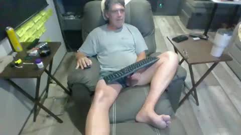 Snapshot of l8tniter chatting on October 30, 1:06 am l8tniter online show from October 30, 1:06 am