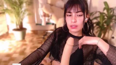 Snapshot of l_e_a chatting on February 18, 5:42 am l_e_a online show from February 18, 5:42 am