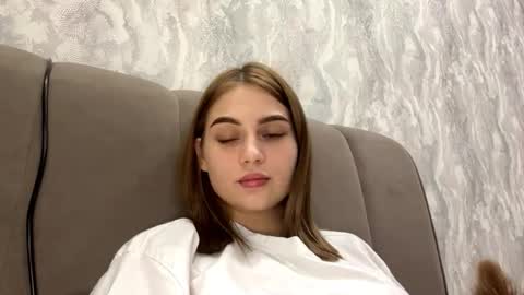 Mia online show from October 14, 4:32 pm