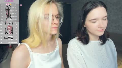 Violet and Isabel online show from May 23, 7:10 pm
