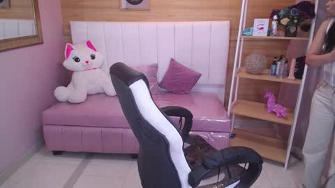 Snapshot of lady_violet_bridgerton_a chatting on February 6, 5:09 pm Lady Violet Bridgerton online show from February 6, 5:09 pm