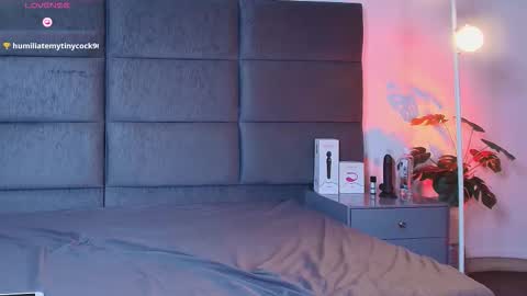 valentino moon online show from March 6, 12:09 am