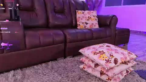 Hello Guys I am Lara Giraldo  WELCOME To my room online show from July 25, 8:45 am