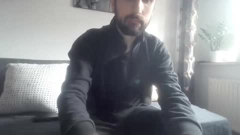 laraaan online show from October 31, 2:28 pm