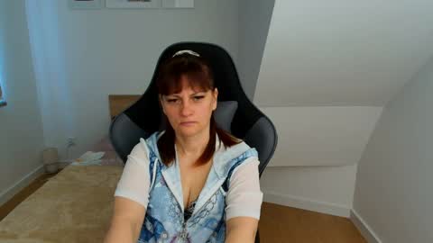 laraamoon online show from March 23, 2:11 pm