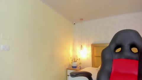 Snapshot of larsonmia chatting on October 20, 12:21 pm MIA online show from October 20, 12:21 pm