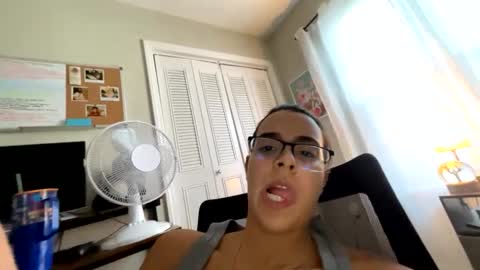 Snapshot of latina989 chatting on September 9, 10:43 pm latina989 online show from September 9, 10:43 pm