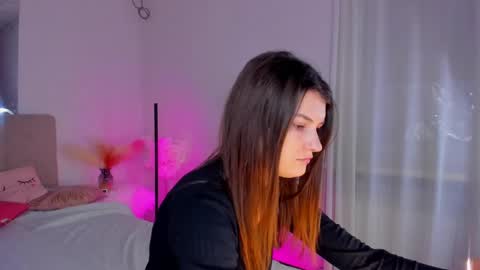 Snapshot of laura__leee chatting on March 8, 6:10 am Laura online show from March 8, 6:10 am