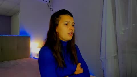 Snapshot of laura__leee chatting on October 4, 5:49 am Laura online show from October 4, 5:49 am