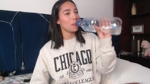 lLAURA online show from January 25, 1:43 am
