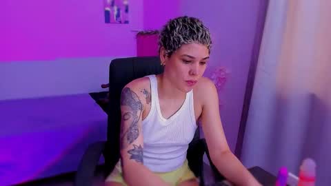 Laura Rose online show from December 1, 5:55 pm