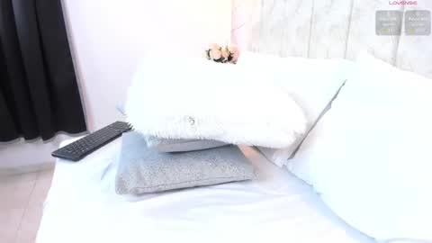Snapshot of laura_smith12 chatting on October 2, 12:09 am Laura Smith online show from October 2, 12:09 am