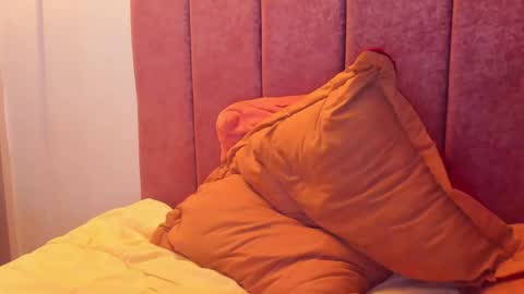 LAURA SOE online show from November 29, 1:57 am