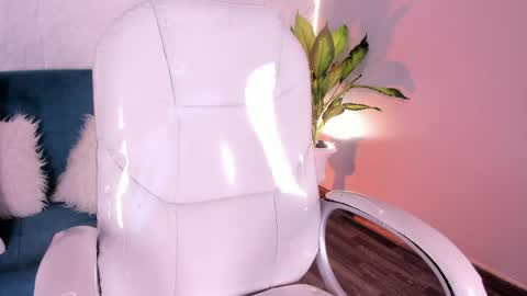 LauraCarther  online show from April 21, 2:51 am