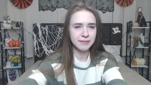 LauraHlot online show from November 7, 6:10 pm