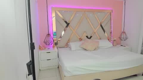 laura  online show from February 24, 9:07 pm