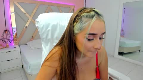 laura  online show from February 10, 9:18 pm