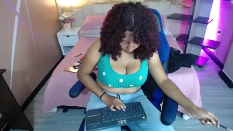 Snapshot of lauraltt chatting on December 2, 12:35 pm lauraltt online show from December 2, 12:35 pm