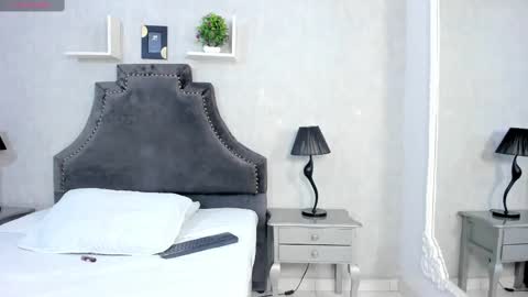 Snapshot of laurensnow1_ chatting on October 2, 4:17 pm Lauren online show from October 2, 4:17 pm