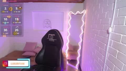Lauxury  online show from October 15, 4:05 am