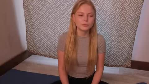 Hi Im Leila online show from May 15, 1:19 pm