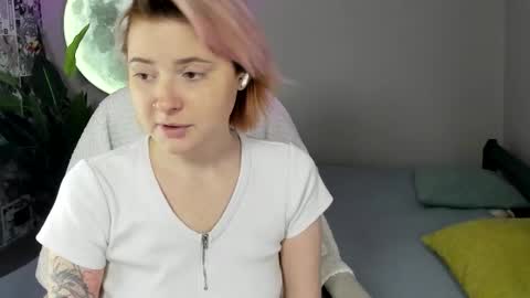 Layla online show from November 20, 6:45 am