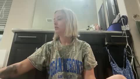 Snapshot of leanneluxecouple chatting on September 29, 10:36 am leanneluxecouple online show from September 29, 10:36 am