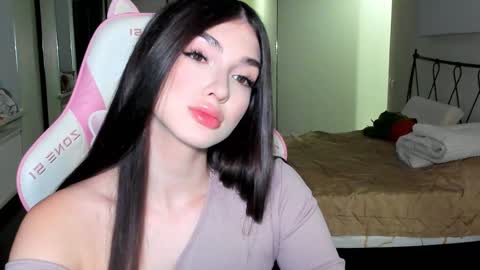 Leila online show from December 4, 3:15 pm