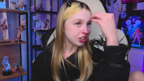 Leila online show from December 5, 4:16 pm