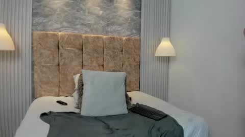 leilapons online show from September 17, 11:30 pm