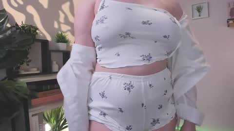 Lela online show from May 15, 11:34 pm