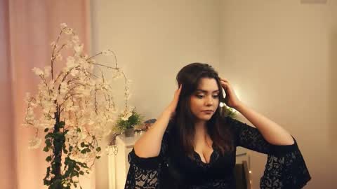 Mia online show from November 22, 10:13 am