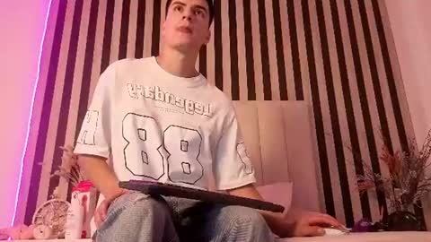 leotease online show from June 14, 4:31 pm