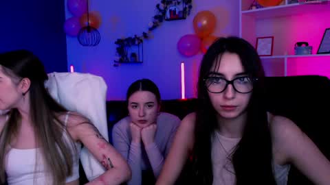 leslie_bird online show from April 1, 12:28 pm