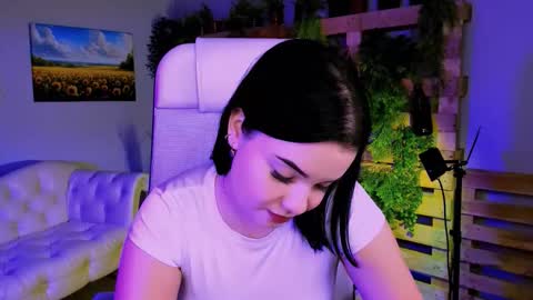 LeslieRowe online show from October 25, 6:30 pm