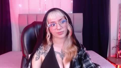 Snapshot of lessboobs_gh chatting on February 5, 2:59 pm Less online show from February 5, 2:59 pm
