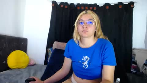 lessliee online show from January 10, 4:33 am