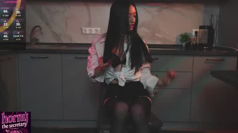 Hi my name is Lessy I am 18 years old. Im new here but I really like making new acquaintances online show from November 17, 2:03 am