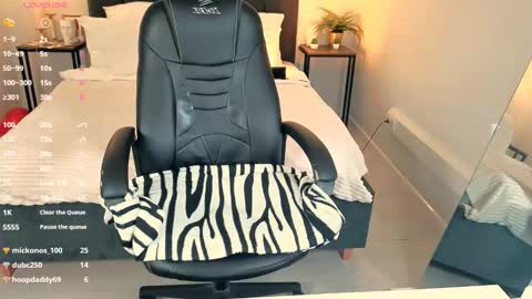 Snapshot of lexi_terele chatting on October 6, 7:04 am Lexy - Follow me online show from October 6, 7:04 am