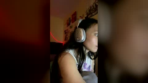 Little Queen Lia  online show from December 14, 4:13 pm