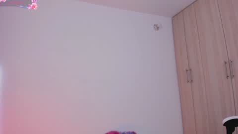 Little Queen Lia  online show from February 7, 11:55 pm