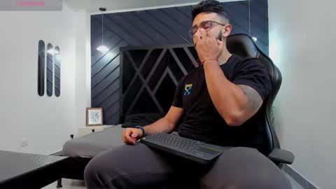 LIAM KLEIN online show from November 19, 11:31 am