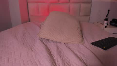 L I I A M online show from February 21, 8:40 am