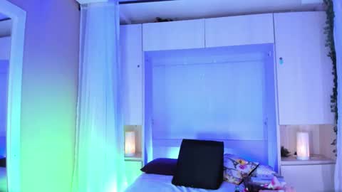         online show from March 25, 11:39 am